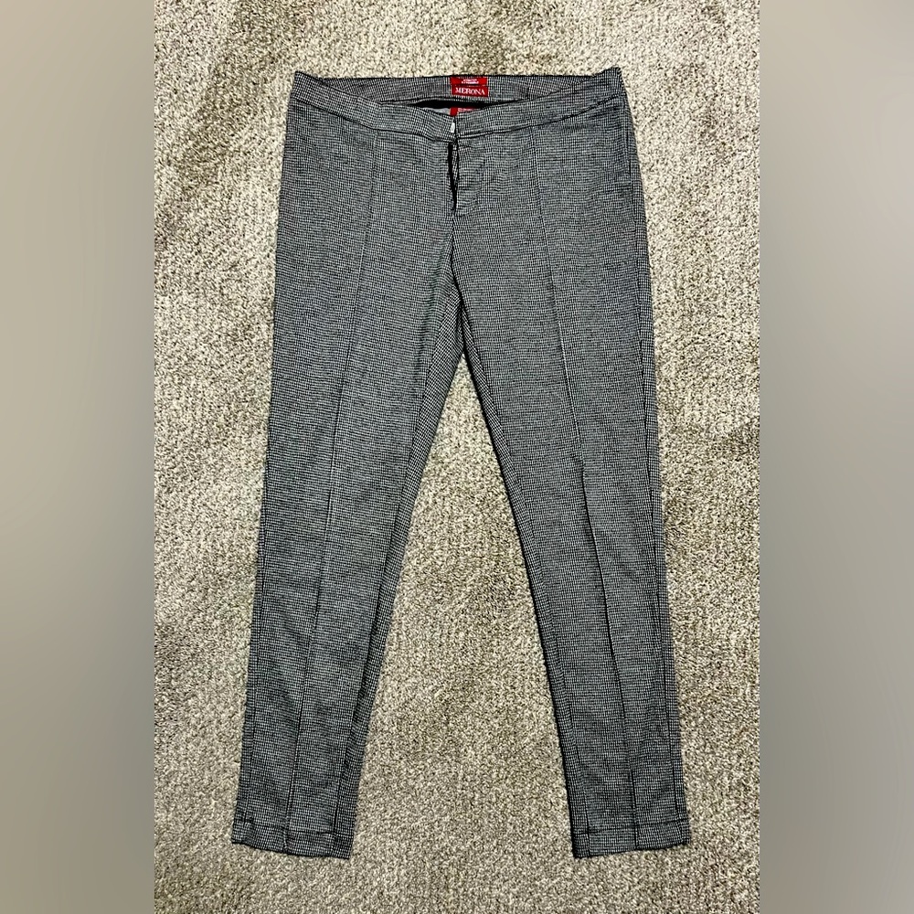 Merona pixie pants.  Black and white houndstooth pattern.  Size 6